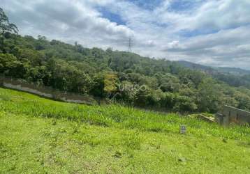 Terreno em frente ao clube no campo de toscana