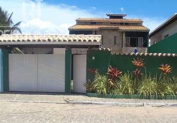 Frente mar, em condomínio, 4 quartos  e piscina.