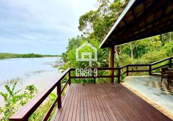 Casa na beira da lagoa aruá em praia do forte-ba