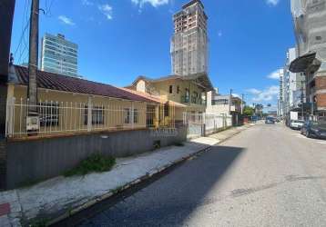 Casa de 3 dormitórios no coração da meia praia