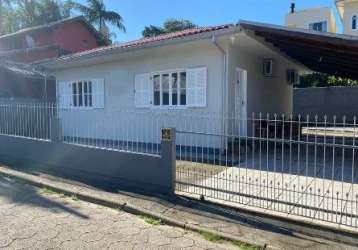 Casa muito bem localizada no porto da lagoa