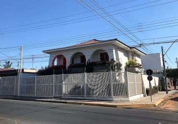 Excepcional sobrado de esquina com quatro dormitórios, bem localizado.