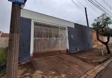 Imperdível! casa com 3 quartos, 1 suíte, 1 sala, 2 banheiros e 2 vagas de garagem no jardim universitário, marília-sp. venda ou locação.