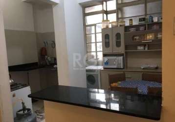 Apartamento 94 metros quadrados, localizado no centro de porto alegre, 3° andar com 3 dormitórios, cozinha, banheiro e sala.