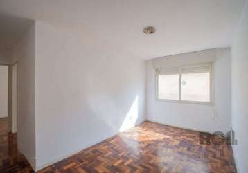 Ótimo apartamento de 66m² com 2 dormitórios, banheiro social com ventilação natural, living para dois ambientes, cozinha, área de serviço separada e 1 vaga de garagem escriturada. possui piso parquet,