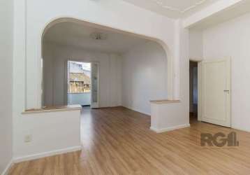 Lindo apartamento, com dois dormitórios, ótima localização, próximo shopping total no bairro floresta porto alegre/rs. trata-se de um imóvel aconchegante, com espaços altamente aproveitados, e muito b