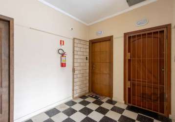 Apartamento de dois dormitórios com living estendido para dois ambientes, cozinha ampla, área de serviços separada, semi-mobliado, sacada fechada com vidros fume, banheiro social e imóvel posição de f