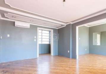 Amplo apartamento de  3 dormitórios, um com sacada, 2 banheiros, gabinete/escritório (ou mais um dormitório), sala de estar, sala de jantar, cozinha, área de serviço e dependência de empregada com ban