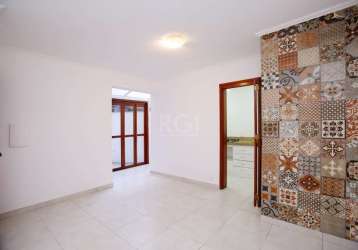 Apartamento de 1 dorm. c/garagem fechada, sala de jantar, living, suíte e lavabo, área externa com piscina e churrasqueira. acabamento impecável com granitos e madeiras nobres; silencioso e desocupado