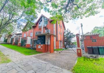 Linda casa de 3 dormitórios ,sendo duas suites, living 2 ambientes com lavabo e hall de entrada, cozinha americana mobiliada com móveis de primeira qualidade espaço gourmet com churrasqueira, banho so