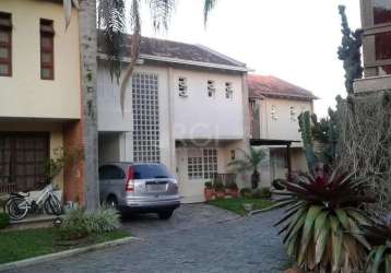 Linda casa em condomínio fechado no bairro ipanema. casa com 3 dormitórios, sendo 2 suítes, 4 banheiro, sala ampla com 2 ambientes, sala de televisão no segundo piso, cozinha, lavanderia, área de serv