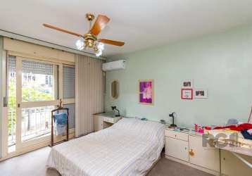 Vende-se apartamento garden, amplo terraço, próximo ao zaffari, colégios, shopping moinhos, 3 dormitórios com suíte e sacada, living amplo em dois ambientes e estar, banheiro social, copa e cozinha, á