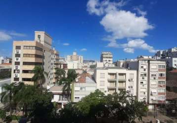 Apartamento  com 98m² de área privativa, o imóvel possui com 3 dormitórios, 1 suite 3 banheiros, uma ampla sala para dois ambientes e 1 vaga de estacionamento coberta e escriturada. o condomínio ofere