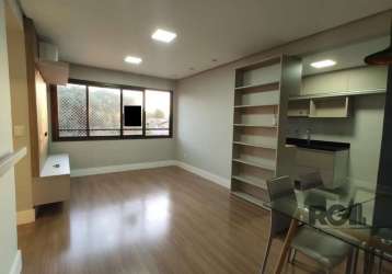 Excelente apartamento com aproximadamente 61,14m² privativos, de fundos, semi mobiliado e com 2 dormitórios, sendo uma suíte. você pode contar também com um amplo living que integra a sala de estar à 