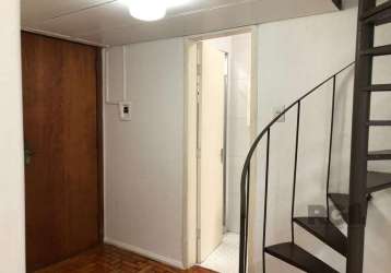 Apartamento 3 dormitórios com área externa coberta térrea. portaria 24hs. próximo da catedral meia quadra da borges de medeiros.  &lt;br&gt;o centro histórico é o coração de porto alegre. a região a p