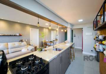 Apartamento totalmente reformado com 81,50m², 2 dormitórios, living para 02 ambientes, lavabo, cozinha americana com churrasqueira, área de serviço integrada, banho social, dependência de empregada, p