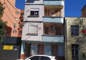 Apartamento com três dormitórios, living para dois ambientes, banheiro social e lavabo. de frente, ampla sacada e churrasqueira no apartamento. ensolarado e arejado. ótima localização no bairro, rua j