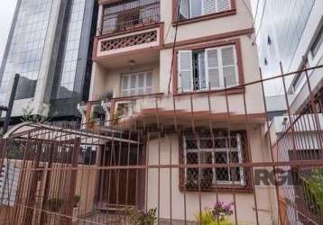 Vendo apartamento de 2 dormitorios na ramiro barcelos,  com 67 m2 de área privativa, banheiro, sala cozinha, área de serviços separada, na posição lateral, desocupado , próximo do hospital moinhos de 