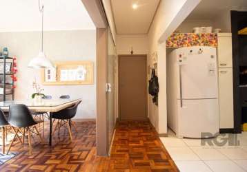 Apartamento à venda no bairro petrópolis, com 3 dormitórios sendo 1 suíte com closet, 3 vagas de garagem, além de um banheiro social. o amplo living com pé direito alto comporta dois ambientes. a cozi