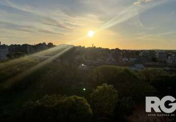 Ótima oportunidade frente praça! apartamento no 10 andar de 2 dormitórios, sendo 1 suíte, amplo living dois ambientes com sacada integrada, linda vista para o pôr do sol, cozinha com churrasqueira, ár