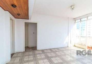 Amplo apartamento no centro, de frente, andar alto, desocupado, com 94,50m² privativos, de 3 dormitórios. possui sala ampla para 2 ambientes, sacada, 3 dormitórios, banheiro com ventilação natural, co