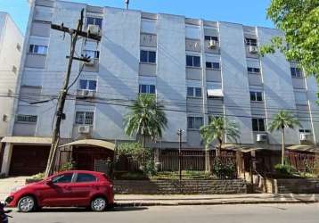 Apartamento de 2 dormitórios para alugar no bairro petrópolis, imóvel semimobiliado com cozinha americana, pia , churrasqueira, sala com lareira, quartos com roupeiros, banheiro com box de vidro. ótim