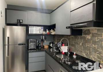 Apartamento de 2 dormitórios, totalmente mobiliado, em ótima localização, fácil acesso à puc, excelente posição solar, banheiro com ventilação natural, perfeito para moradia ou investimento.