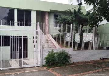 Casa comercial 260 m2 com várias salas, 4 banheiros , parte dos fundos com sala e banheiro, ótima opção p clinicas , escritórios . localizada próximo ao consulado americano, carrefour, zaffari bourbou