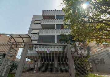 Cobertura a venda com 2 dormitórios, 3 banheiros, dependencia completa, mobiliada e com 2 vaga de garagem no cristo redentor.&lt;br&gt;&lt;br&gt;condominio com baixo custo, sem elevador (3 lances de e