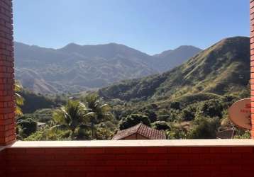 Chácara com anexos, piscina e vista panorâmica das montanhas