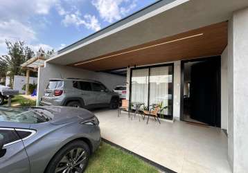 Casa com piscina no condomínio manhattan