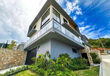 Casa com 3 dormitórios no bairro saco grande em florianópolis.