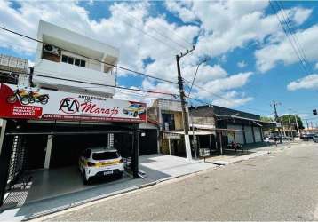 Casa á venda com três pavimentos.