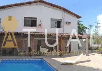 Casa para vender com 5 quartos sendo 3 suítes no costa azul