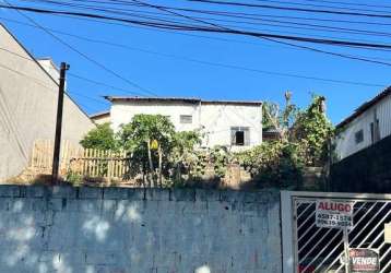 Terreno todo murado e fechado com construção rudimentar no jardim colonial