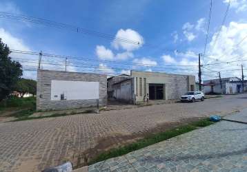 Vende-se terreno 1.372 m² com construções