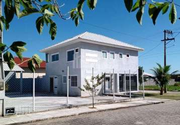 Excelente casa duplex no collynas park em araruama / rj