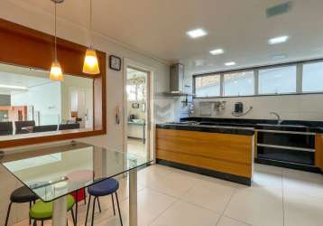 Essa casa é para quem busca uma total integração entre os ambientes!! cada detalhe foi pensado com muita inteligência! integração total entre a sala, cozinha e espaço gourmet , proporcionando um excel