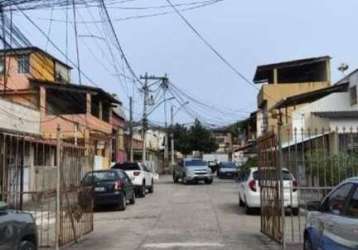 Sobrado, com entrada independente à venda.