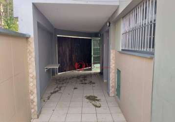 Sobrado com 130 metros quadrados com sala, cozinha, 3 dormitórios, 2 banheiros e uma vaga de garagem