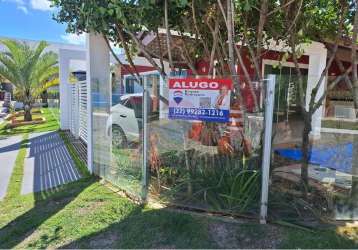 Casa em condomínio para aluguel de três quartos sendo uma suíte e com área de lazer piscina e churrasqueira.