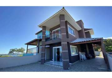 Casa com vista para a lagoa em condomínio fechado em cabo frio