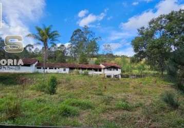 Excelente oportunidade , sítio a venda em atibaia , sede com 3 dormitórios 1 banheiro 02 casas de caseiro  muita área verde ,  curral