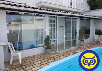 Casa com 4 quartos (1 suíte), para venda com piscina e vista para beira mar.