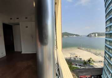 Apartamento a venda vista mar, 2 quartos, banheiro grande, 2 entradas social e serviço, cozinha, wc de apoio, quartinho de apoio.