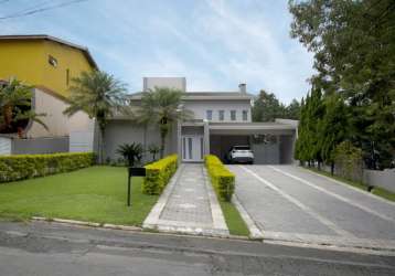 Linda casa em terreno plano, acabamentos de alto padrão