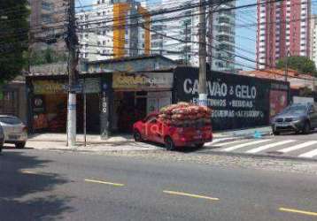 Ponto de esquina em avenida de alto fluxo de autos e pedestres.