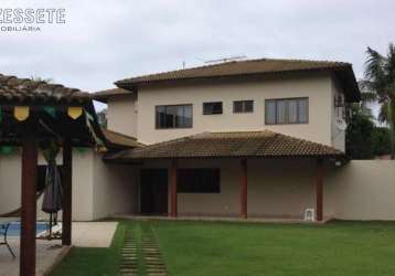 Excelente  casa com 5 suítes em condomínio!