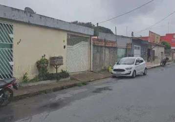 Vendo casa espaçosa de 3 quartos com suítes e ponto comercial!