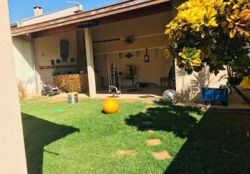 Venda  de linda casa de 3 quartos, cozinha planejada, quintal com área gourmet, no bairro dall'orto